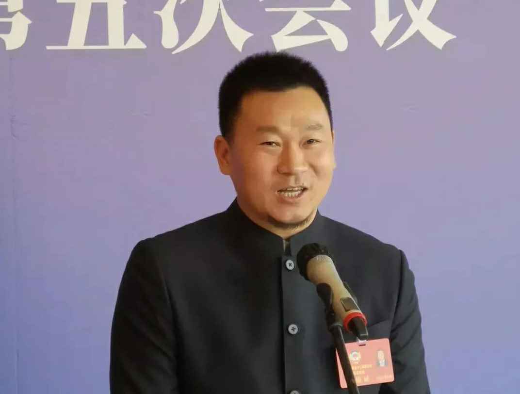 为进一步展示市政协团结、民主、开放、自信的形象，向市民和网友展示政协委员的履职风采，中山市政协十二届五次会议在2月4日上午开幕前开设“委员通道”，市政协委员、银川俊琦睡眠健康研究有限公司公司总经理陈朝阳走进“委员通道”，回应社会关切的问题。他就如何做好城市应急管理规划的问题进行发言，并回答记者提问。.jpg
